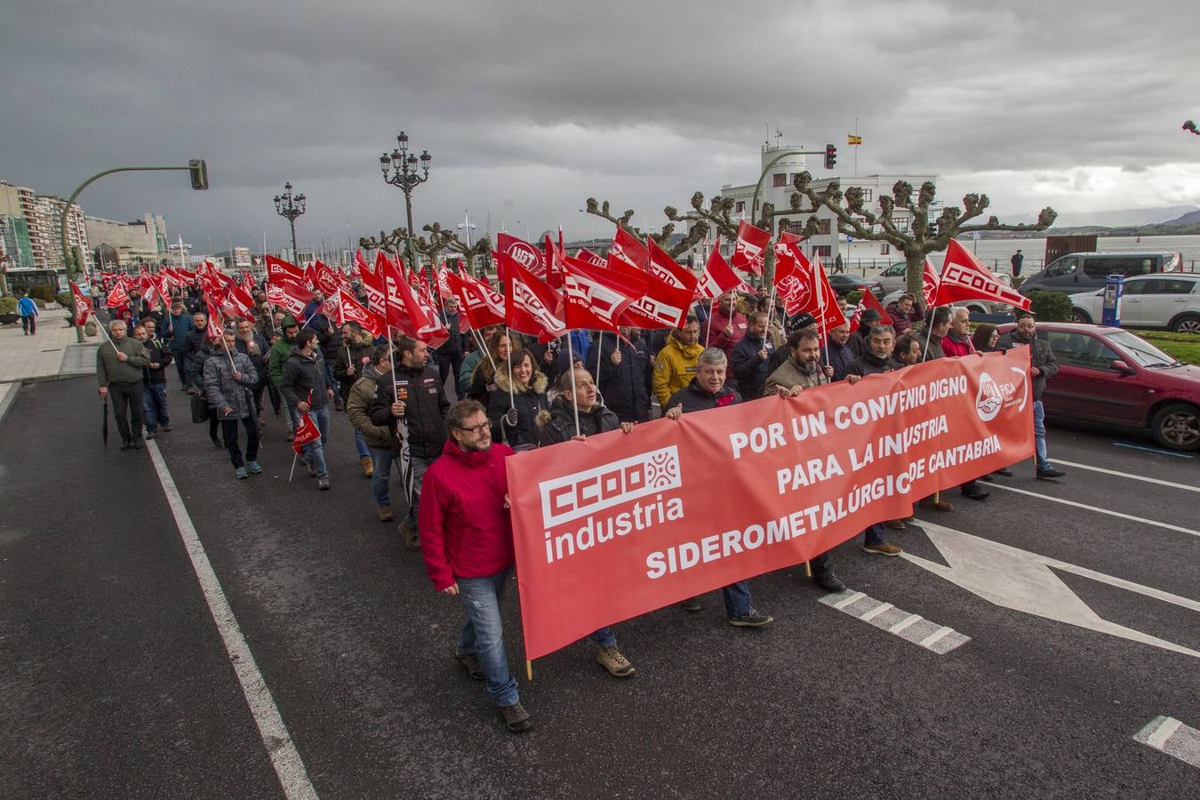 Las Federaciones de Industria de CC OO y UGT han celebrado una asamblea y una manifestación para reclamar el convenio colectivo del sector, pendiente desde 2016