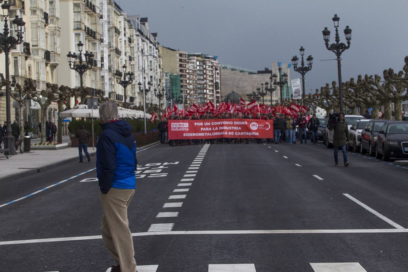 Las Federaciones de Industria de CC OO y UGT han celebrado una asamblea y una manifestación para reclamar el convenio colectivo del sector, pendiente desde 2016