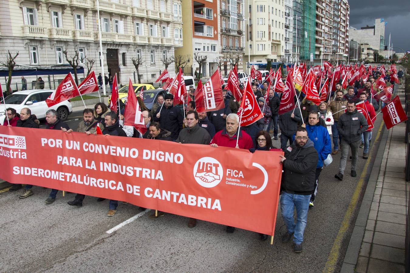 Las Federaciones de Industria de CC OO y UGT han celebrado una asamblea y una manifestación para reclamar el convenio colectivo del sector, pendiente desde 2016