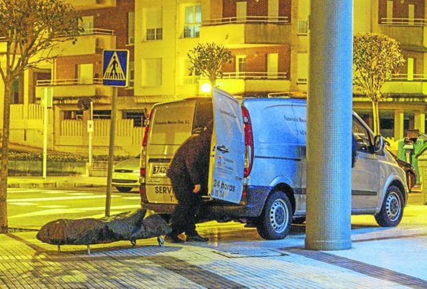 Imagen tomada anoche, cuando los trabajadores de la funeraria retiraban el cuerpo. 