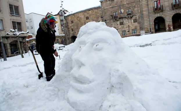 El nómada que ha dejado en Reinosa esculturas de nieve