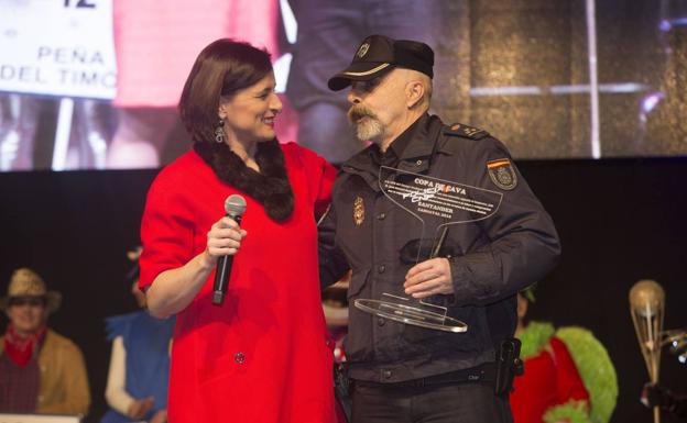 El inspector Duarte recogió el premio 'copa de cava' de las peñas de carnaval de Santander.