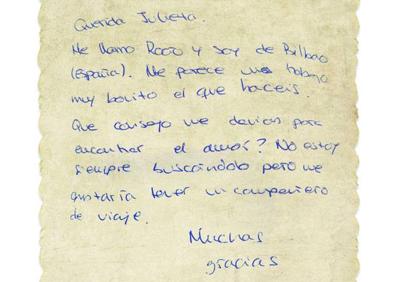 Imagen secundaria 1 - Arriba, Elena Marchi, una de las voluntarias del Club de Julieta, lee una de las cartas recibidas. A la izquierda, la carta de la bilbaína Rocío. A derecha, Mónica Gómez Delgado, una cordobesa de 32 años que dejó a su novio a seis meses de la fecha prevista para casarse con él.