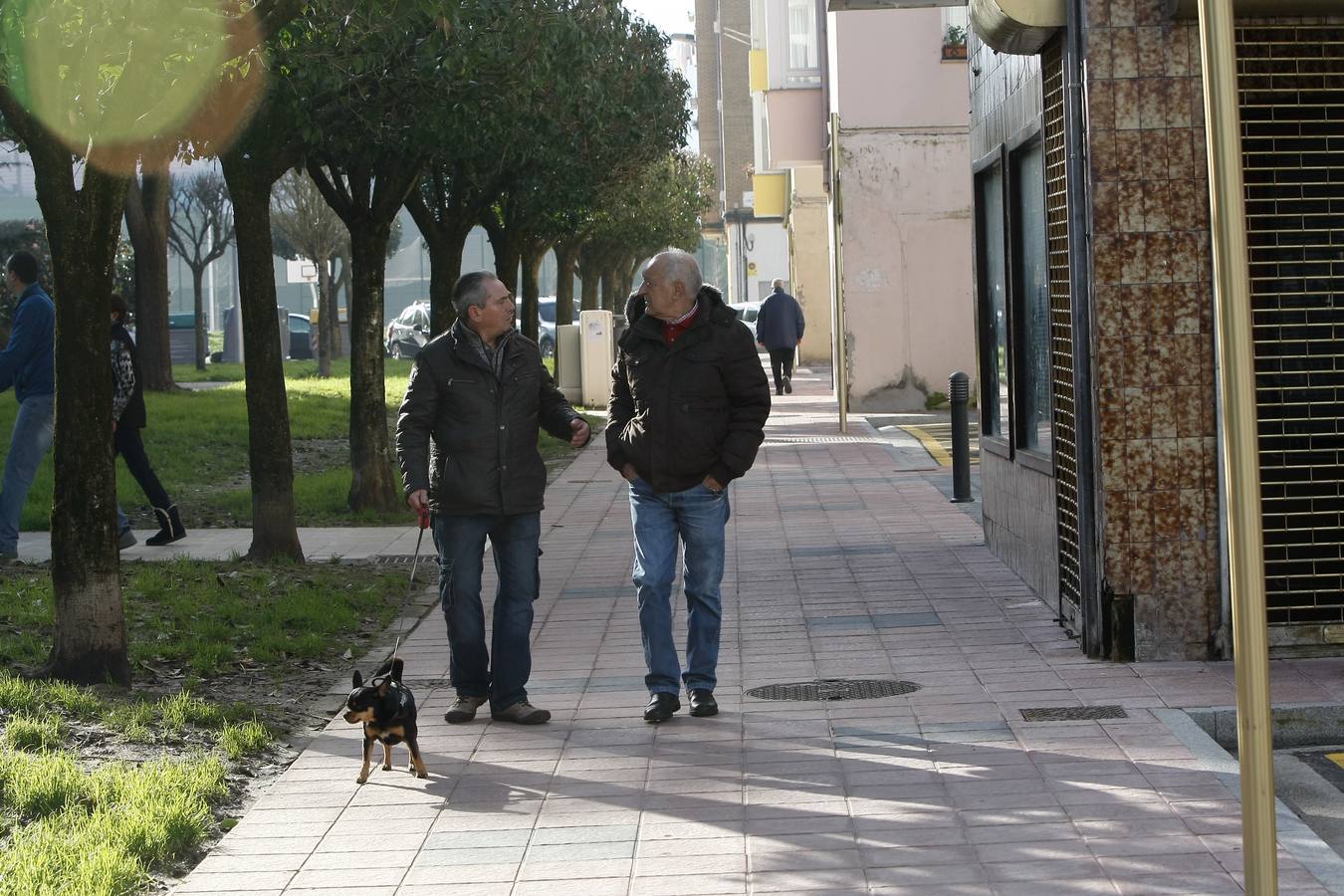 Los trabajos de renovación urbana han supuesto la sustitución de las redes eléctrica y de aguas, del alumbrado público, la renovación de las aceras y el asfaltado de los viales