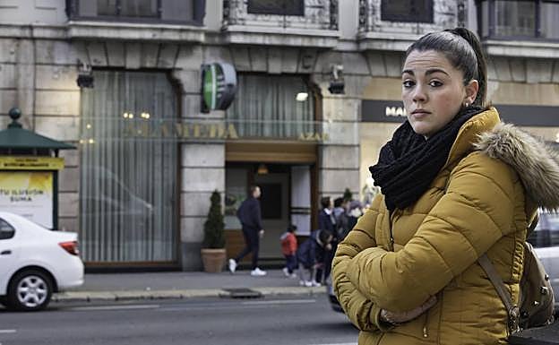 Beatriz López, frente al salón de juegos de Jesús de Monasterio en el que sufrió un atraco en agosto.
