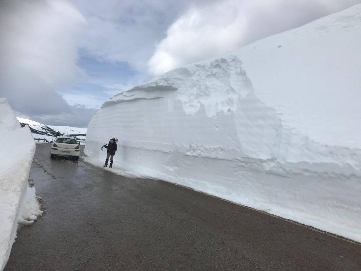 Abriendo camino entre murallas de nieve en Palombera