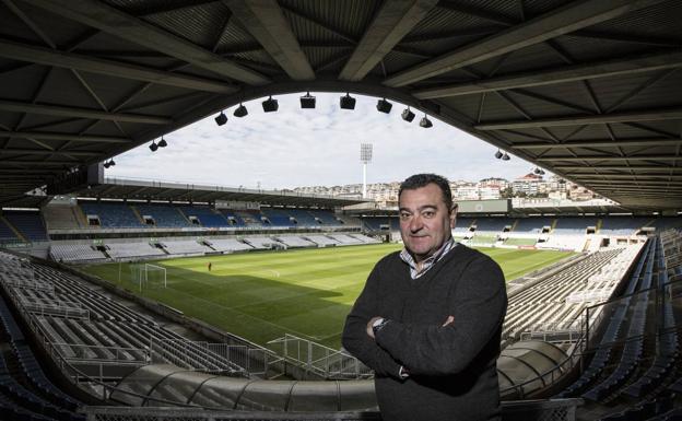 Carlos Pouso posa en la tribuna de los Campos de Sport.