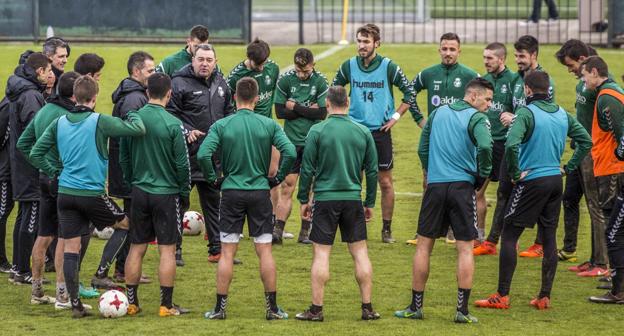 Carlos Pouso da instrucciones a sus futbolistas en las Instalaciones Nando Yosu, durante un entrenamiento. 