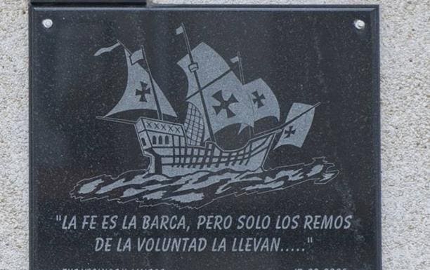 La placa dedicada por «vecinos y amigos» a Vital Alsar. 