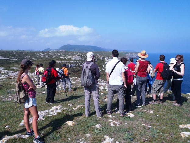 Participantes en una de las visitas guiadas a la Ruta de los Acantilados para la que el Ayuntamiento solicita una completa señalización. :: DM.