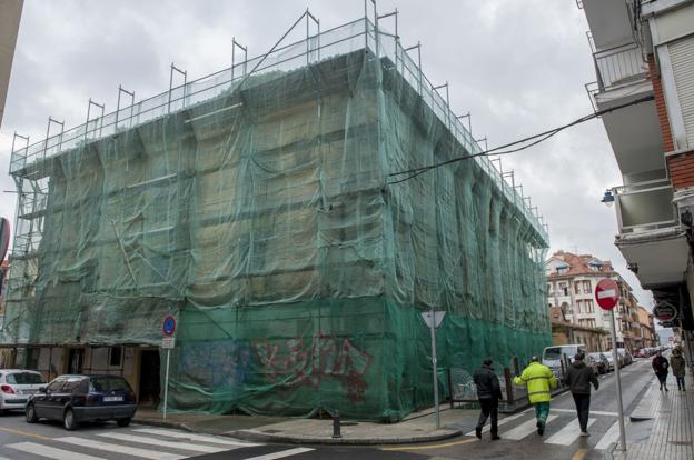 El edificio lleva años cubierto de andamios debido a su estado de deterioro.