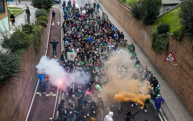 Un animado pasacalles de aficionados se desplazó desde la calle Tetuán a los Campos de Sport de El Sardinero.