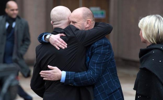 Víctimas de Barry Bennell se abrazan tras conocer el fallo del tribunal. 