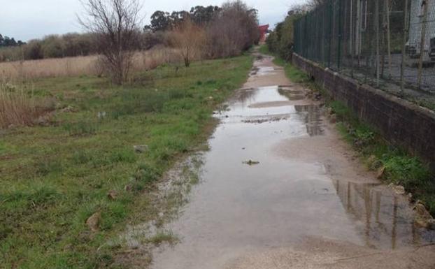 Algunos tramos de los caminos se inundan por las lluvias