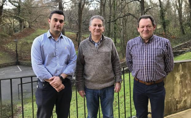 El alcalde, Joaquin Arco, junto al presidente de la FNyH, Carlos Sainz y el concejal Jesús García, tras firmar el acuerdo. 