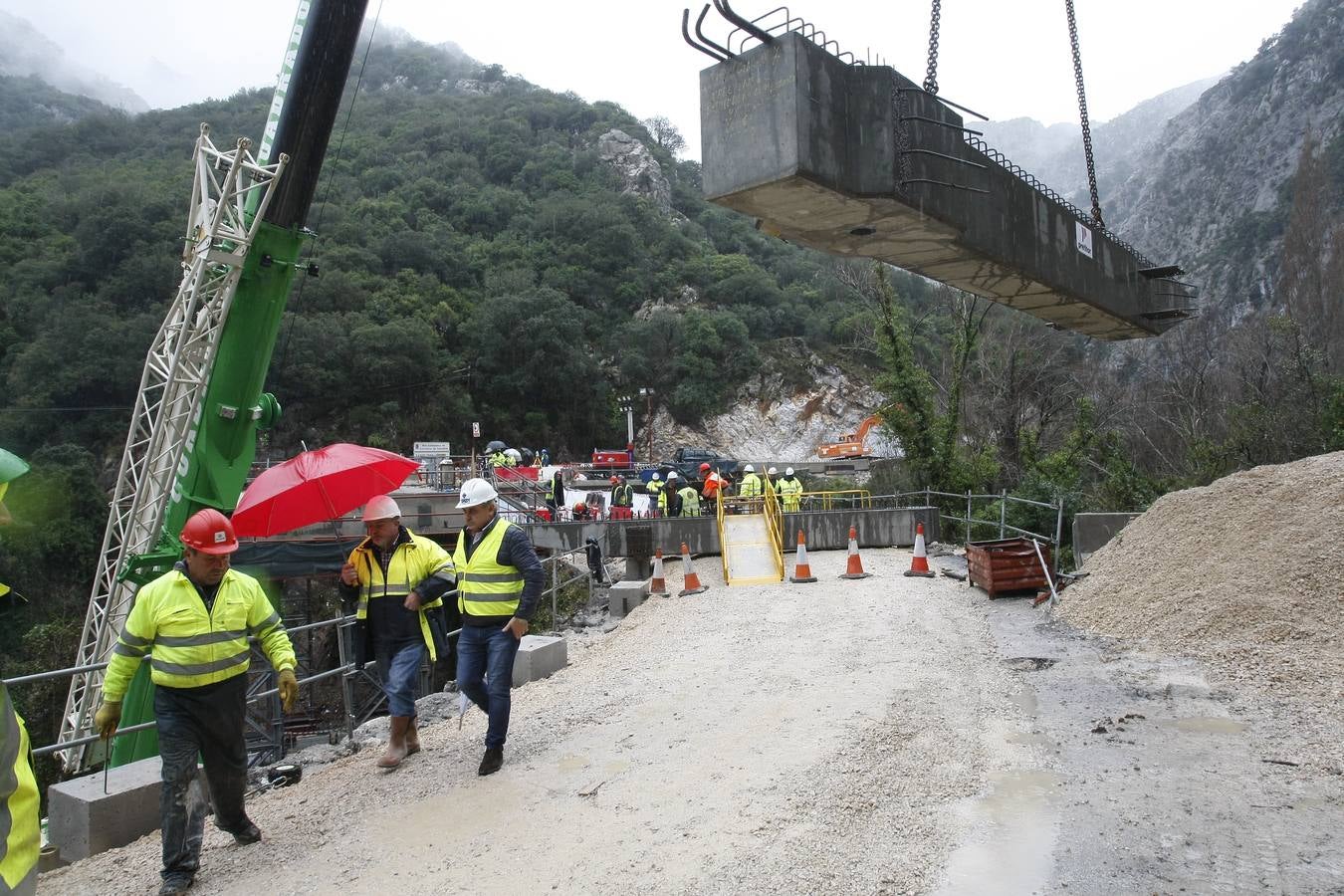 Fotos: De la Serna visita las obras del Desfiladero de la Hermida