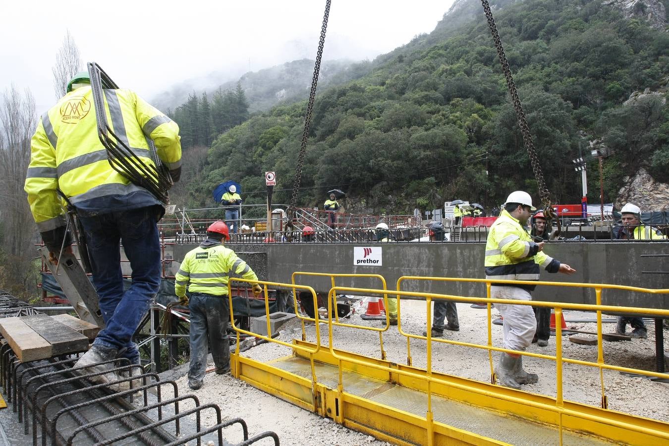 Fotos: De la Serna visita las obras del Desfiladero de la Hermida