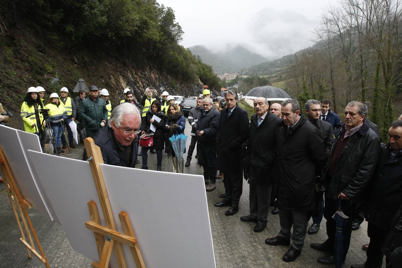 Fotos: De la Serna visita las obras del Desfiladero de la Hermida