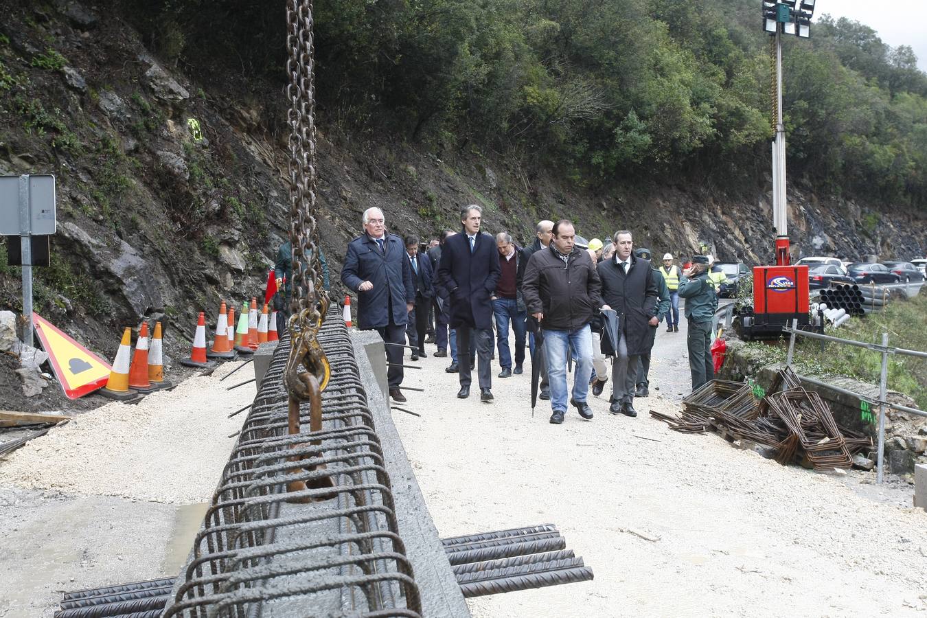 Fotos: De la Serna visita las obras del Desfiladero de la Hermida