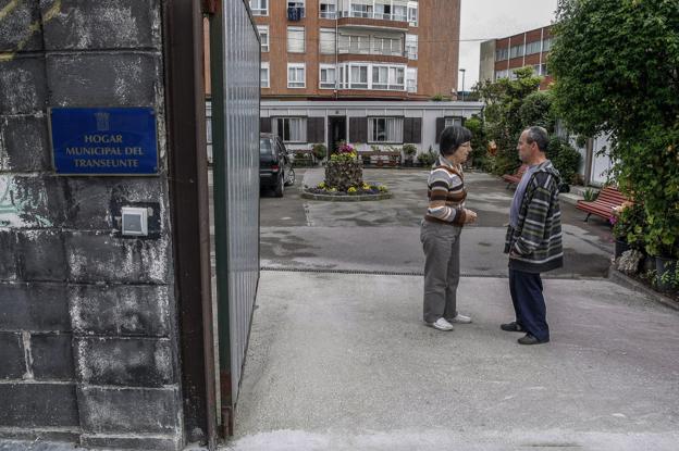 Una de las trabajadoras del Hogar del Transeúnte conversa con un usuario del centro de acogida municipal. 