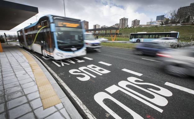 Un autobús articulado, en el intercambiador de Valdecilla.