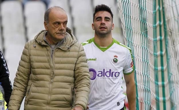 Óscar Fernández, acompañado por el doctor Mantecón, tras lesionarse el pasado domingo.