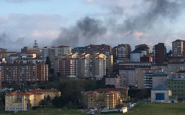 La columna de humo que cubrió Santander desencadenó numerosas llamadas a los bomberos de la ciudad. 