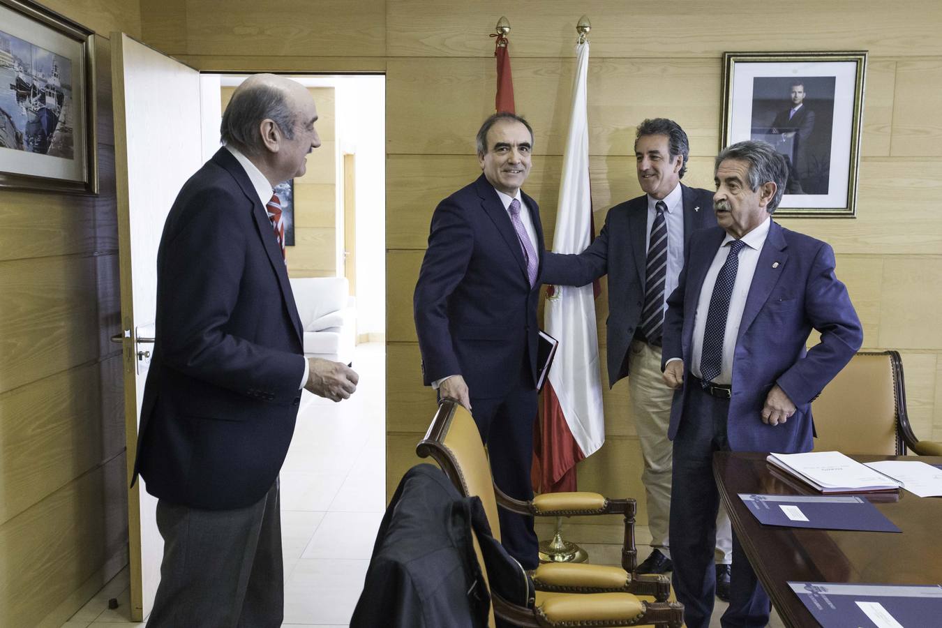 José María Mazón, Manuel Niño, Francisco Martín y Miguel Ángel Revilla antes del inicio de la reunión de este jueves entre Fomento, el Gobierno de Cantabria y el Ayuntamiento de Piélagos.