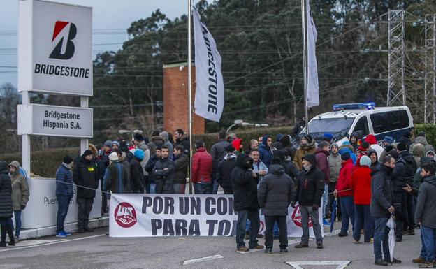 Concentración de trabajadores ante la empresa Bridgestone de Puente San Miguel.