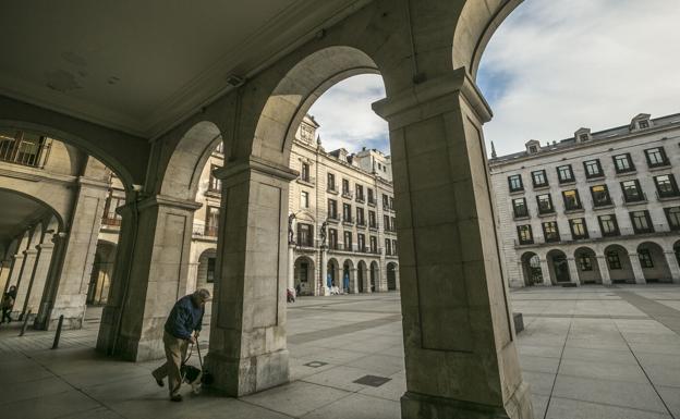 Sede que la Cámara de Comercio de Cantabria tiene en la Plaza Porticada de Santander. 