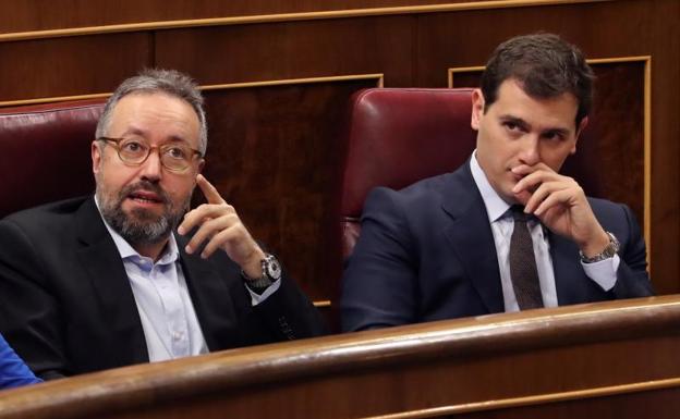 El líder de Ciudadanos, Albert Rivera, y el portavoz de la formación naranja, Juan Carlos Girauta. 