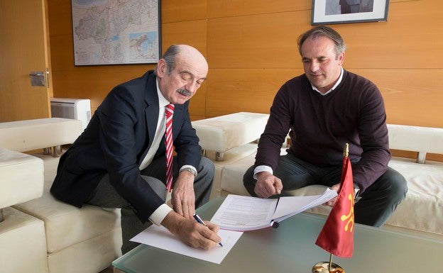 José María Mazón durante la reunión con el alcalde de Vega de Liébana.