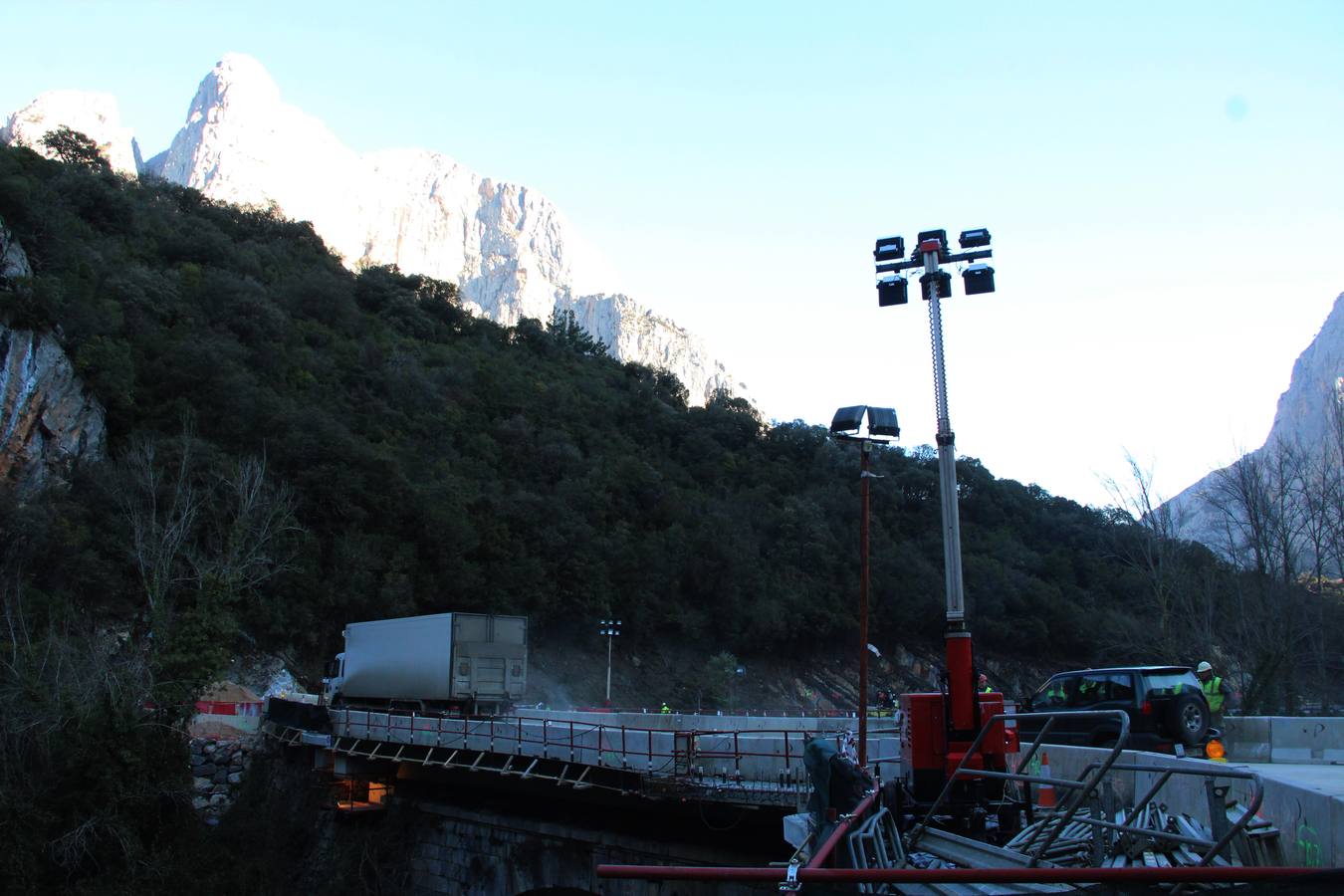 Fotos: Abierto al tráfico el nuevo puente de Lebeña