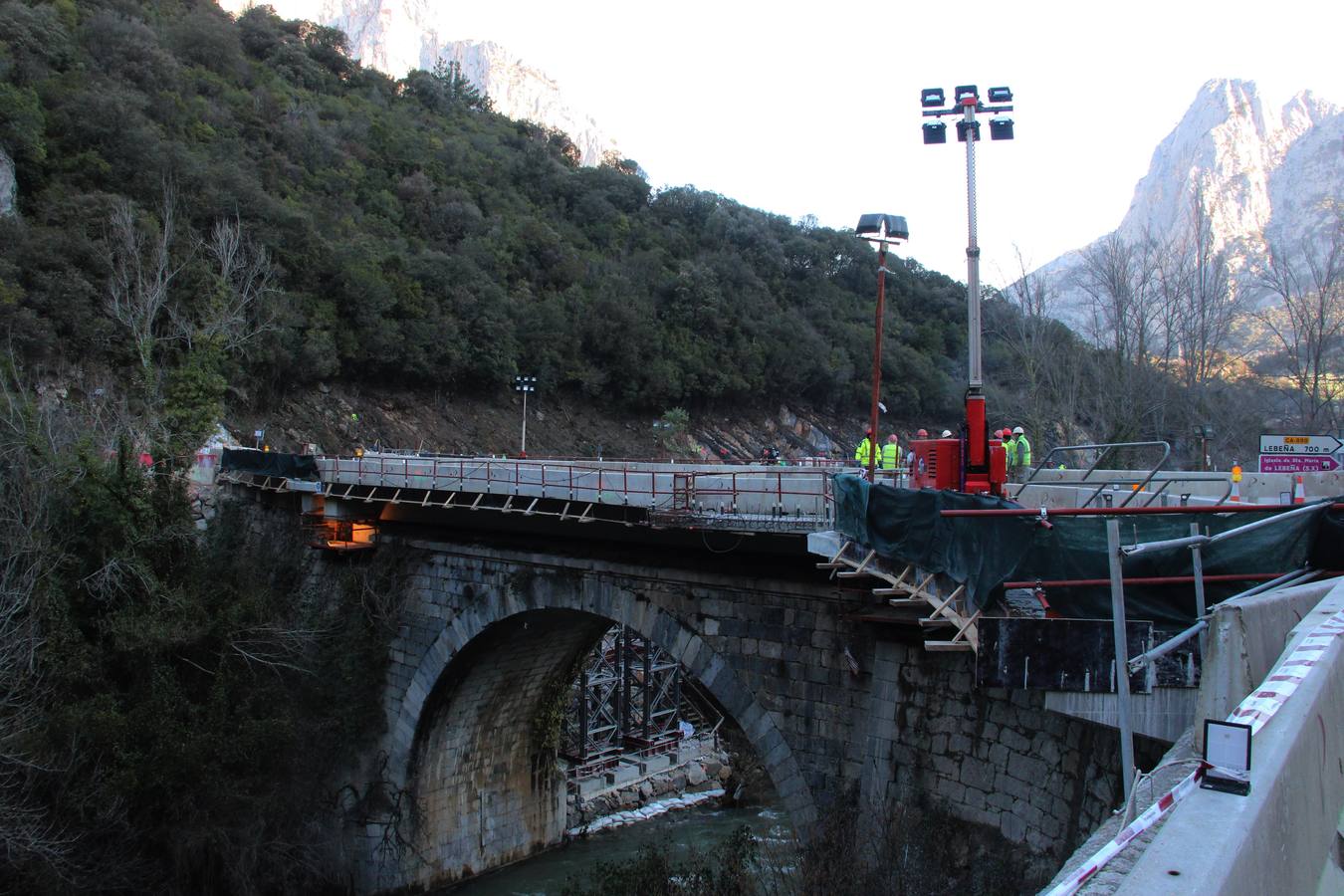 Fotos: Abierto al tráfico el nuevo puente de Lebeña