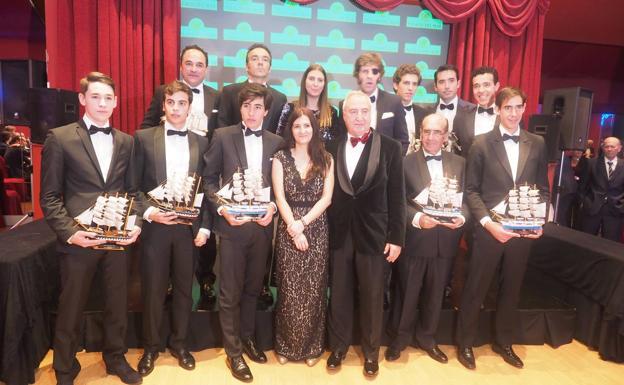 Los premiados posan con sus trofeos.