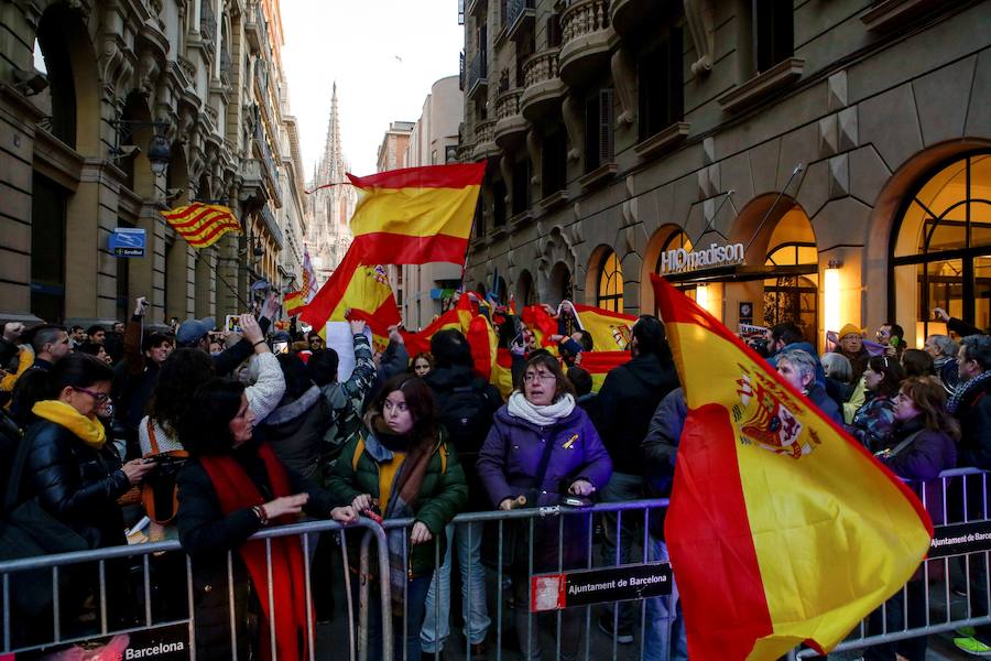 Los Mossos han bloqueado con furgonetas los principales accesos al Palau de la Música de Barcelona, donde está prevista la asistencia de Felipe VI en la cena de bienvenida al Congreso Mundial de Móviles (MWC), para frenar a los manifestantes independentistas, lo que ha generado empujones y algunos rifirrafes.