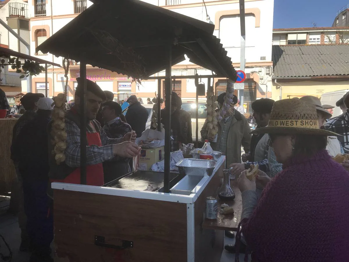 Tras el concurso de murgas, el ‘Día del Niño’, el ‘Día Grande’ y el ‘Juicio en el Fondo del Mar’ este sábado toca vestirse de aldeanos y sacar los carritos a la calle para celebrar el 'Día del Trasmerano' en Santoña, fiesta que pone el punto y final a los Carnavales de 2018