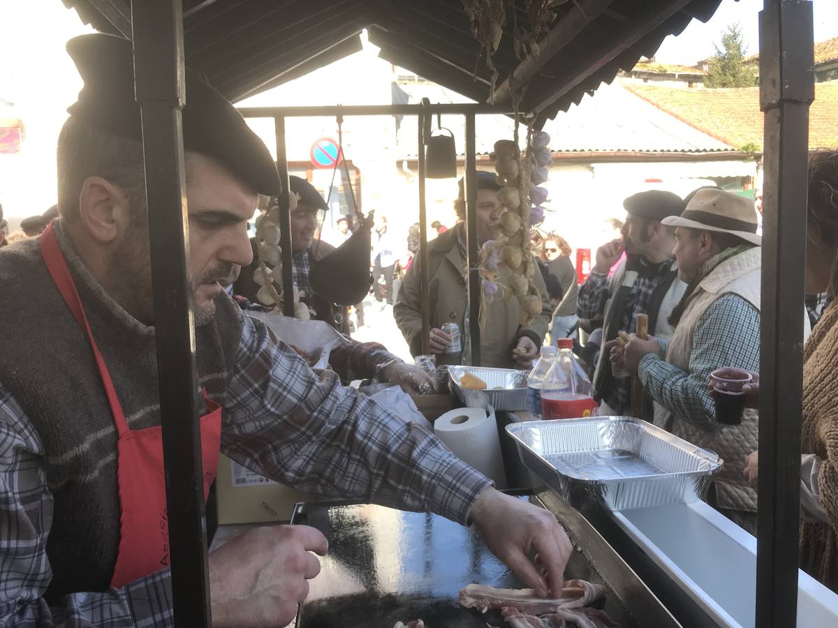 Tras el concurso de murgas, el ‘Día del Niño’, el ‘Día Grande’ y el ‘Juicio en el Fondo del Mar’ este sábado toca vestirse de aldeanos y sacar los carritos a la calle para celebrar el 'Día del Trasmerano' en Santoña, fiesta que pone el punto y final a los Carnavales de 2018