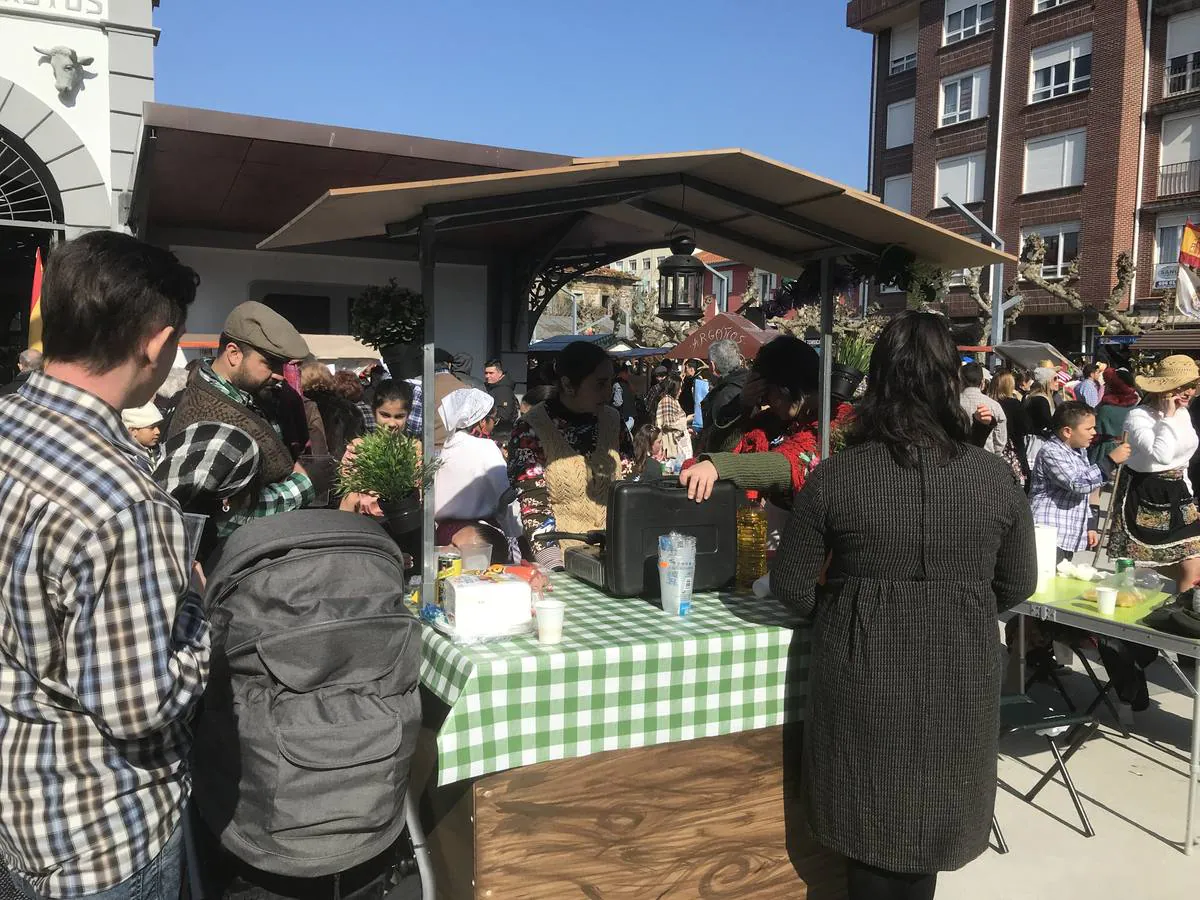 Tras el concurso de murgas, el ‘Día del Niño’, el ‘Día Grande’ y el ‘Juicio en el Fondo del Mar’ este sábado toca vestirse de aldeanos y sacar los carritos a la calle para celebrar el 'Día del Trasmerano' en Santoña, fiesta que pone el punto y final a los Carnavales de 2018