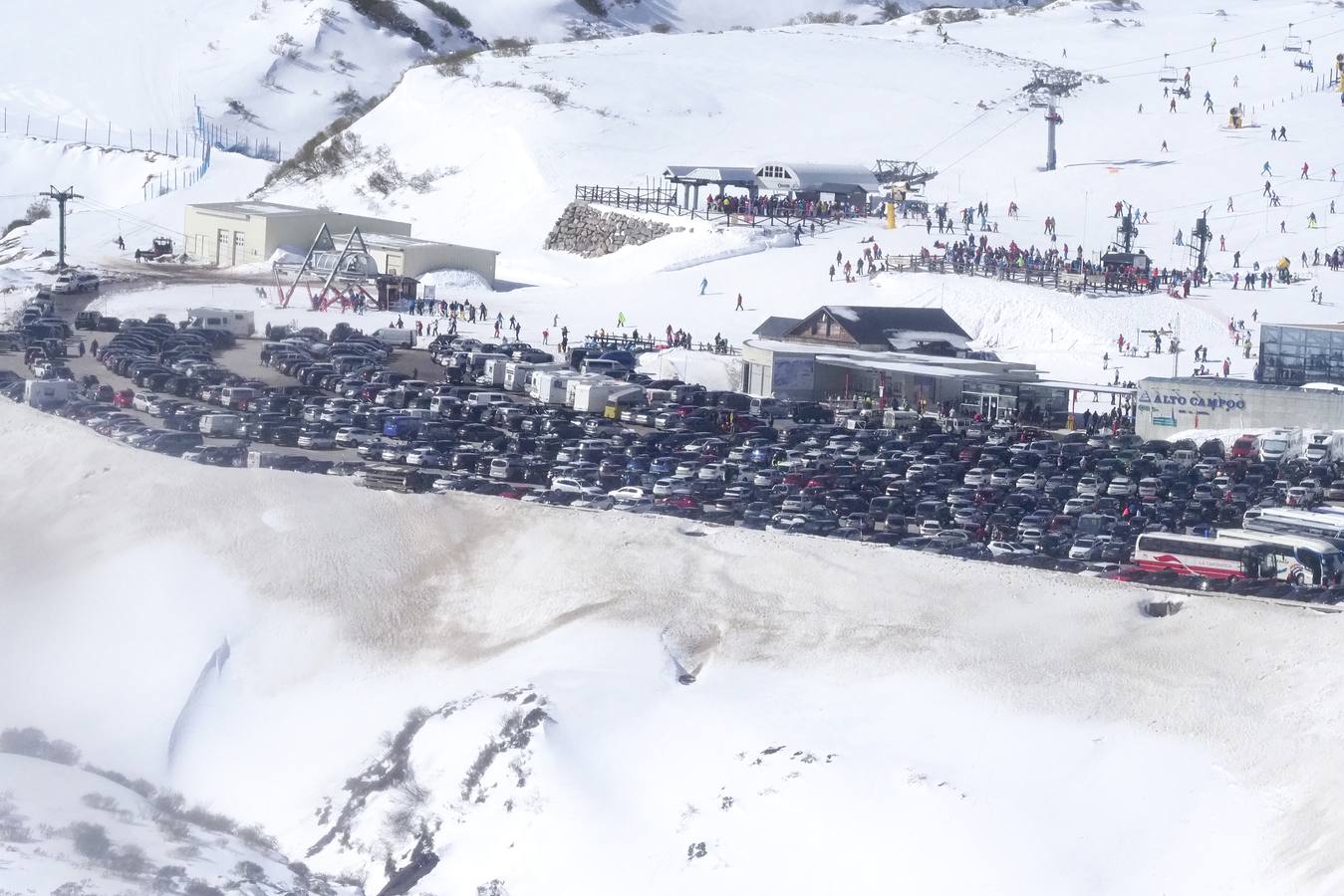 Este domingo han cumplido las expectativas. Alto Campoo vuelve a colgar el cartel de aforo completo