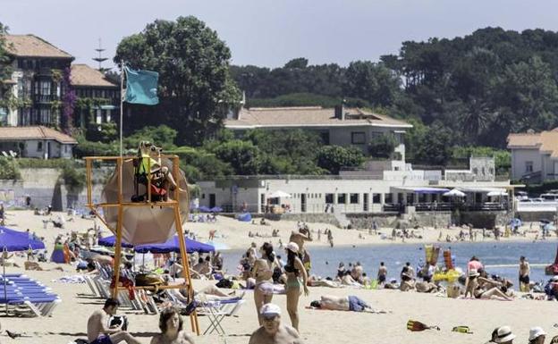 Puesto de socorristas en la playa de Los peligros el pasado verano. 