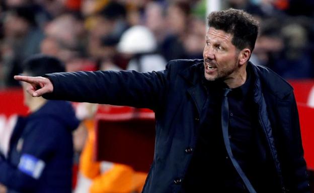 Simeone da indicaciones durante el Sevilla-Atlético. 