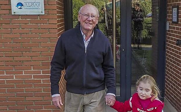 Felipe, con su nieta María, saliendo de la ludoteca. 