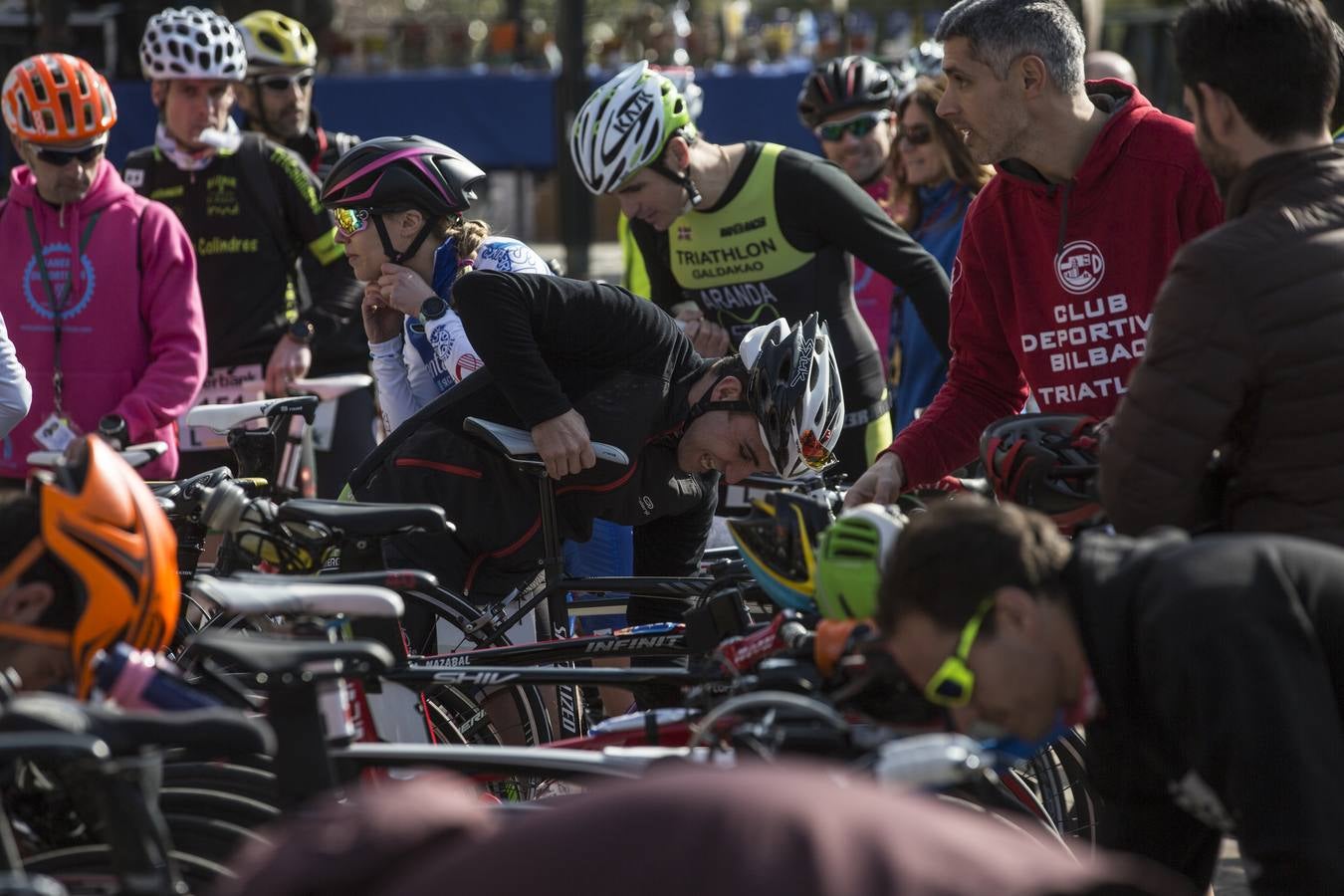 Fotos: El vasco Beñat Arnáiz y la asturiana Lucía Vergara ganan el Duatlón de Galizano