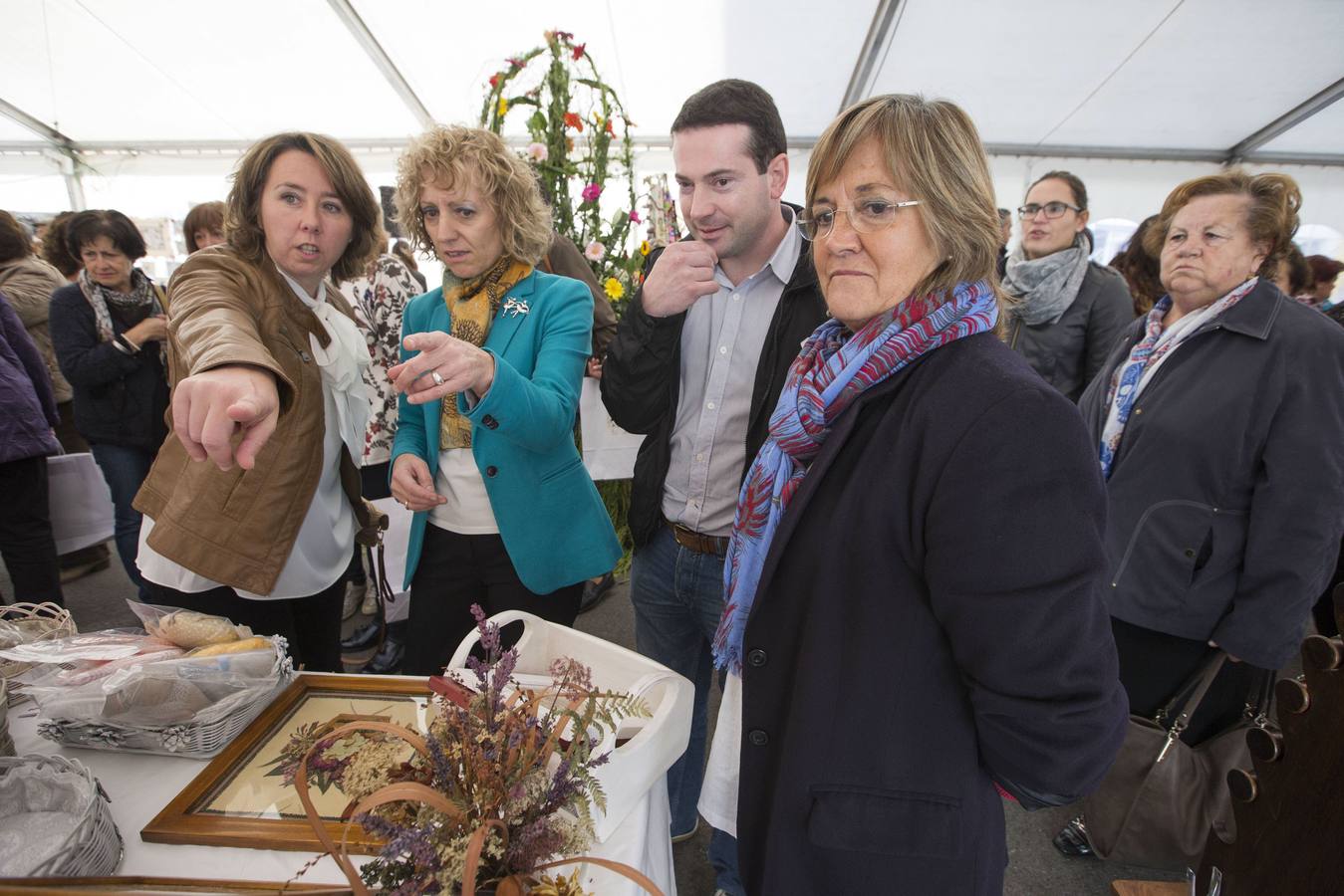 Díaz Tezanos y Alicia Renedo, a la izquierda de la imagen, en una feria de la mujer artesana celebrada en Ramales en 2015. 