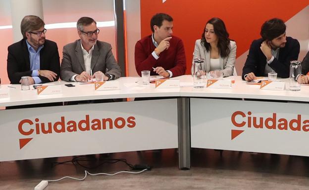 Rivera conversa con Arrimadas hoy en la Ejecutiva Nacional de Ciudadanos. 