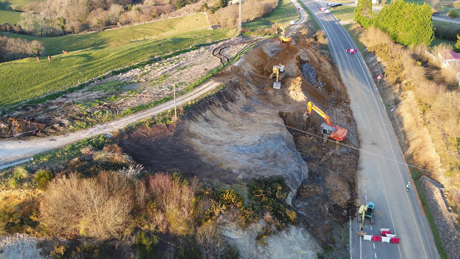 Desde el pasado miércoles, momento en que se produjo un gran corrimiento de tierras en la CA-137, permanece cerrada al tráfico la carretera CA-137, entre el cementerio de Santillana del Mar y la entrada al pueblo de Arroyo, localidad que el año pasado quedó prácticamente aislado varios días como consecuencia de otro argayo.