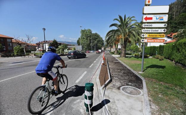 Imagen de archivo de un ciclista en carretera