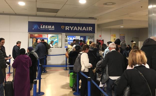 Pasajeros en la cola de Ryanair del aeropuerto de Madrid tras cancelarse el vuelo de hoy con Nápoles.