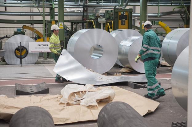 Operarios en la planta del grupo Network Steel Resources ubicada en terrenos del Puerto. 